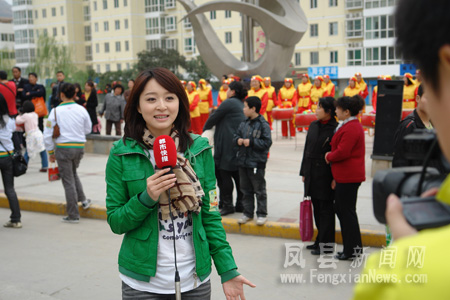 陕西电视台都市青春频道美女主播张婷在凤县中心广场进行现场报道